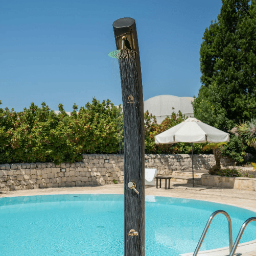 Sined-Sole-Xxl-Doccia-Solare-Curva-In-Polietilene-Hd-Con-Rubinetto-e-Lavapiedi-Nero