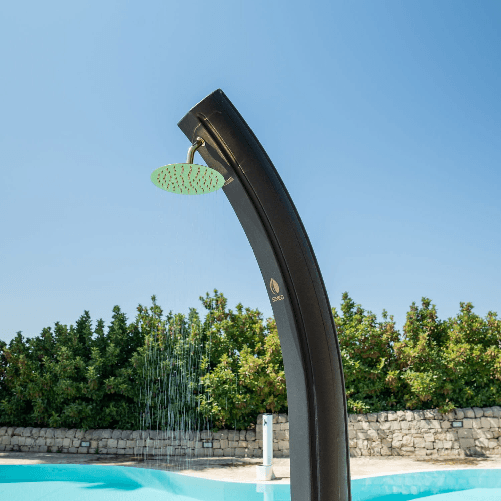Sined-Sole-Xxl-Doccia-Solare-Curva-In-Polietilene-Hd-Con-Rubinetto-e-Lavapiedi-Nero