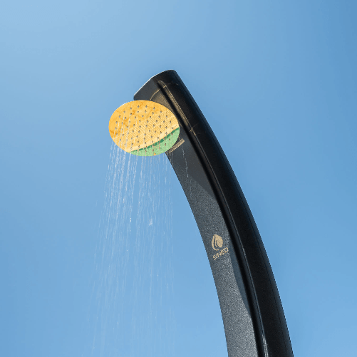 Sined-Sole-Xxl-Doccia-Solare-Curva-In-Polietilene-Hd-Con-Rubinetto-e-Lavapiedi-Nero