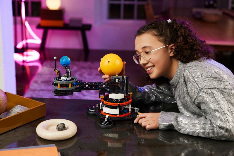 LEGO-Technic-42179-Pianeta-Terra-e-Luna-in-Orbita-Giochi-Spaziali-per-Bambini-10--Sistema-Solare-da-Costruire-con-Rotazione