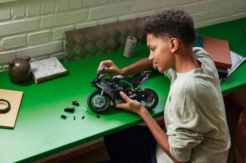 LEGO-Technic-42170-Motocicletta-Kawasaki-Ninja-H2R-Giochi-per-Bambini-10--Modellino-di-Moto-Giocattolo-in-Scala-da-Costruire