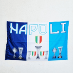 Trade Shop Traesio-bandiera Con Coppe E Trofei Vinti Italia Scudetto Calcio Squadra Napoli 90x140cm -