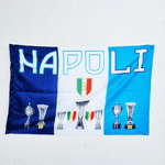 Trade Shop Traesio-bandiera Con Coppe Trofei Italia 3° Scudetto Calcio Squadra Napoli 90x140 Cm -