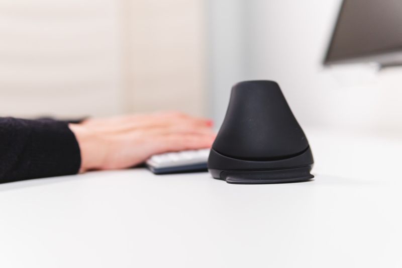 BakkerElkhuizen-Rockstick-2-mouse-Ambidestro-RF-Wireless-Laser-2000-DPI