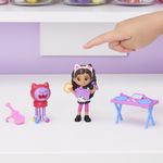 Gabby-s-Dollhouse-Set-Art-Studio-con-2-personaggi-giocattolo-2-accessori-scatola-con-sorpresa-e-mobile