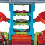 Hot Wheels City Mega Torre Autolavaggio, include 1 macchinina Color Shifters e pratici serbatoi per acqua