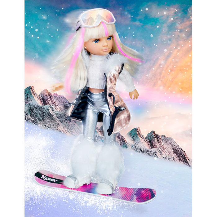 Famosa-Nancy-Snow-Fashion