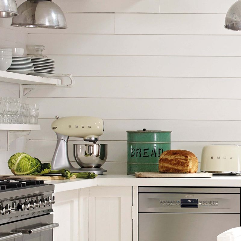 Impastatrice-Smeg-Anni--50-Stile-800W-Crema-SMF02CREU