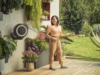 Gardena-RollUp-M-Rocchetto-montato-a-muro-Automatico-Nero-Blu-Grigio