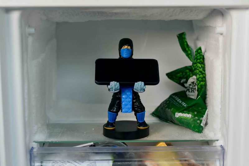 Exquisite-Gaming-Sub-Zero-Cable-Guy-Phone-and-Controller-Holder-Personaggio-da-collezione