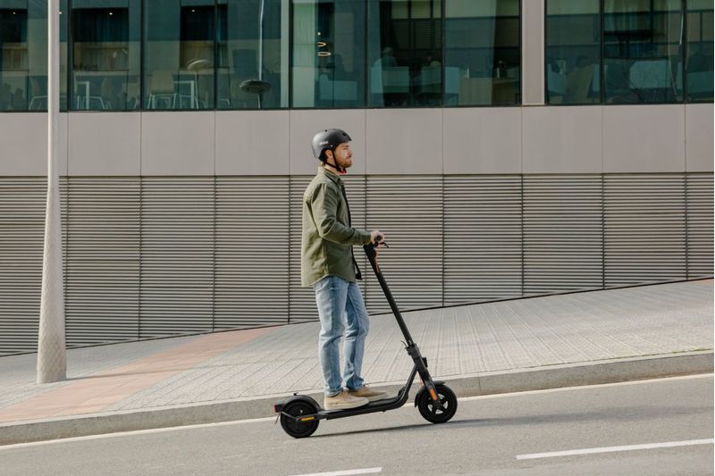 Ninebot-by-Segway-KickScooter-F2-Pro-E-25-km-h-Nero