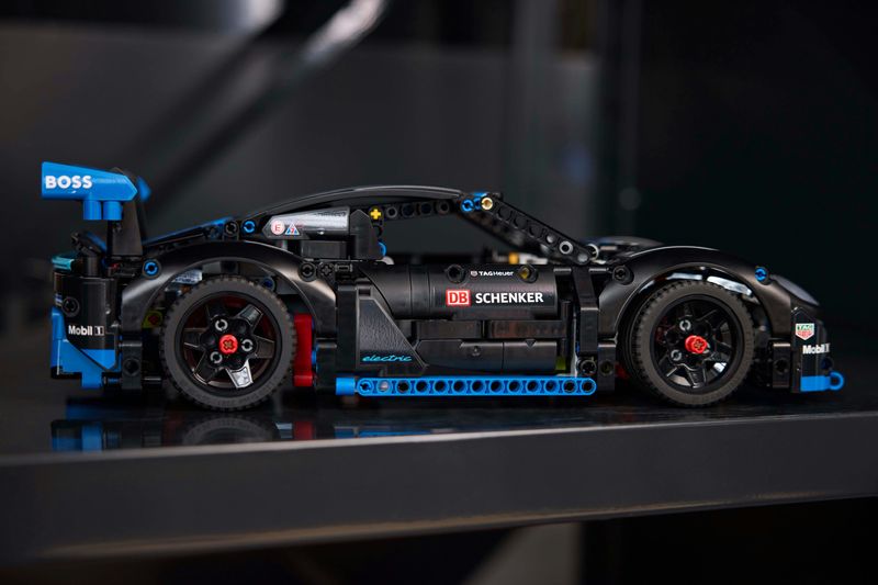 LEGO-Auto-da-corsa-Porsche-GT4-e-Performance