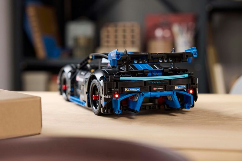 LEGO-Auto-da-corsa-Porsche-GT4-e-Performance