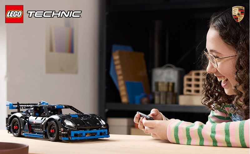 LEGO-Auto-da-corsa-Porsche-GT4-e-Performance