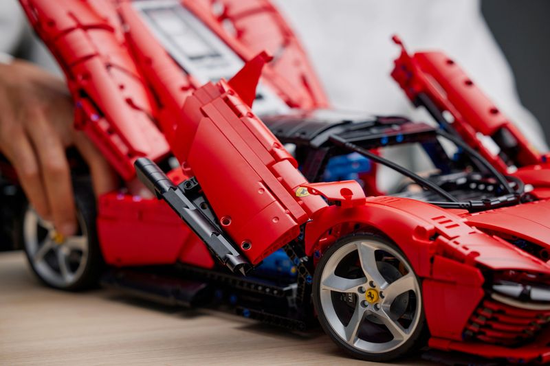 LEGO-Technic-Ferrari-Daytona-SP3