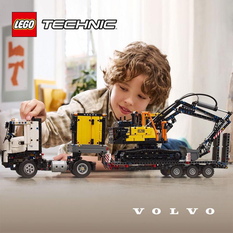 LEGO-Autocarro-Volvo-FMX-ed-Escavatore-elettrico-EC230