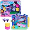 Gabby-s-Dollhouse--Stanza-dei-giochi-Carlita-Purr-ific-con-la-macchinina-giocattolo-Carlita-accessori