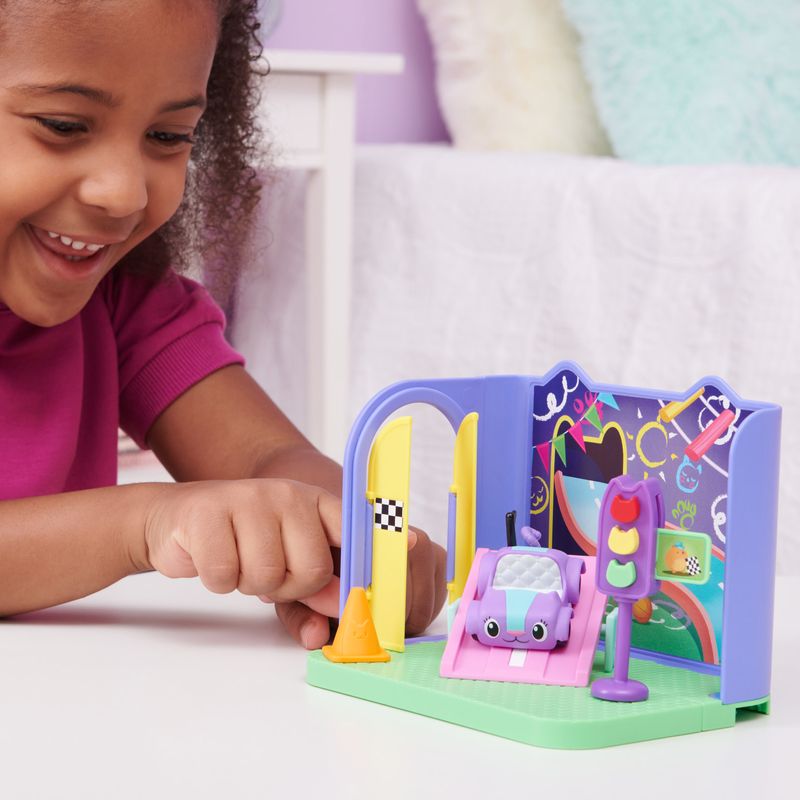 Gabby-s-Dollhouse--Stanza-dei-giochi-Carlita-Purr-ific-con-la-macchinina-giocattolo-Carlita-accessori