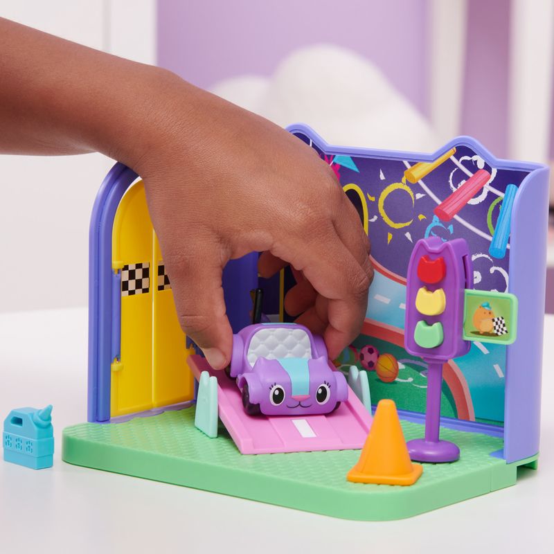 Gabby-s-Dollhouse--Stanza-dei-giochi-Carlita-Purr-ific-con-la-macchinina-giocattolo-Carlita-accessori