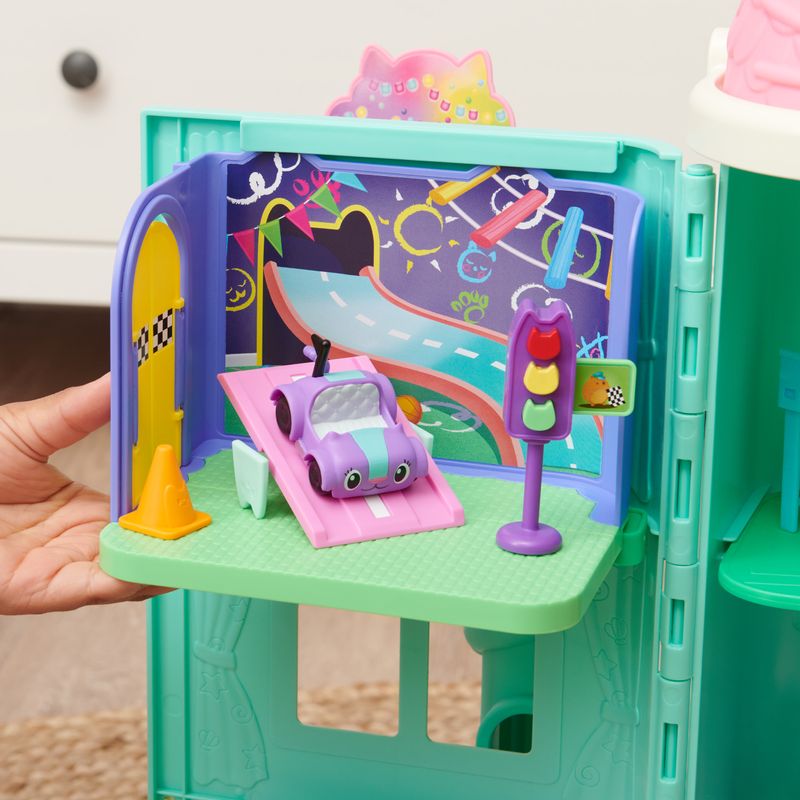 Gabby-s-Dollhouse--Stanza-dei-giochi-Carlita-Purr-ific-con-la-macchinina-giocattolo-Carlita-accessori