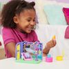 Gabby-s-Dollhouse--Stanza-dei-giochi-Carlita-Purr-ific-con-la-macchinina-giocattolo-Carlita-accessori