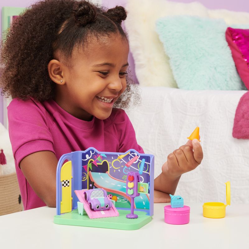 Gabby-s-Dollhouse--Stanza-dei-giochi-Carlita-Purr-ific-con-la-macchinina-giocattolo-Carlita-accessori