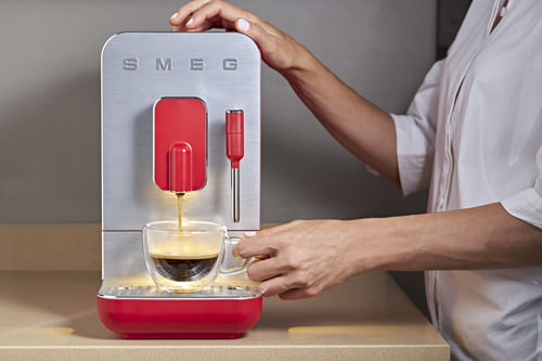 MACCHINA-DA-CAFFAˆ-SUPERAUTOMATICA-SMEG-STILE-ANNI--50-ROSSA-BCC02RDMEU