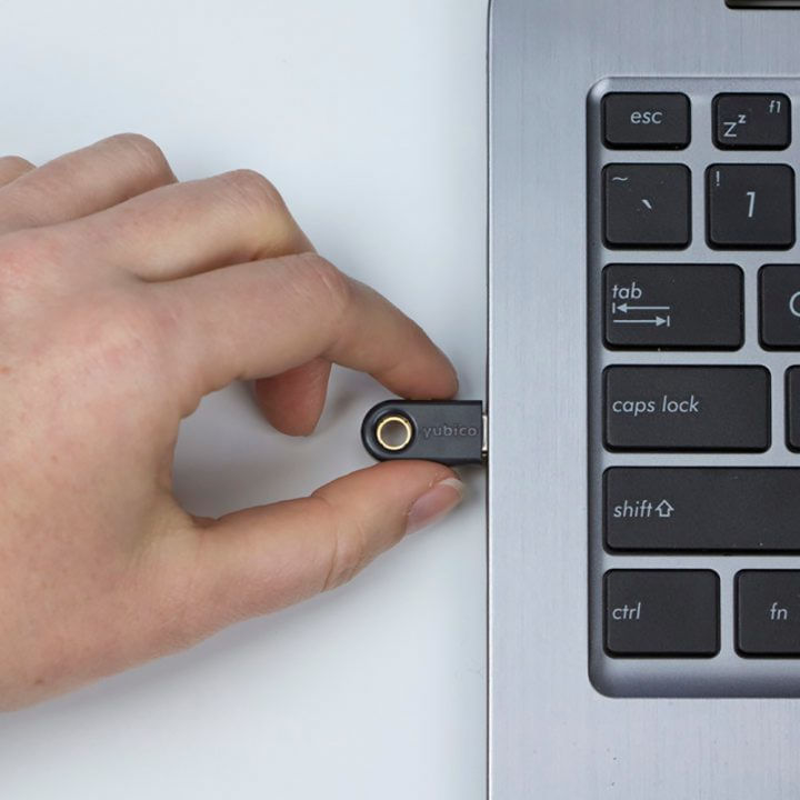 Der-YubiKey-5-ist-ein-kleines-USB-Gert-das-mehrereAuthentifizierungs--und-kryptographische-Protokolle-untersttzt.-Mit-ei