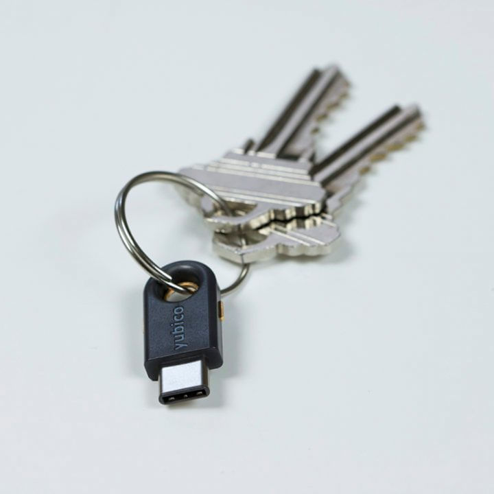 Der-YubiKey-5-ist-ein-kleines-USB-Gert-das-mehrereAuthentifizierungs--und-kryptographische-Protokolle-untersttzt.-Mit-ei