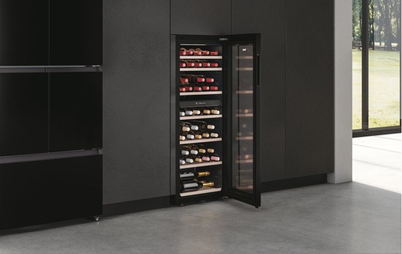 Haier-Wine-Bank-50-Serie-7-HWS77GDAU1-Cantinetta-vino-con-compressore-Libera-installazione-Nero-77-bottiglia-bottiglie