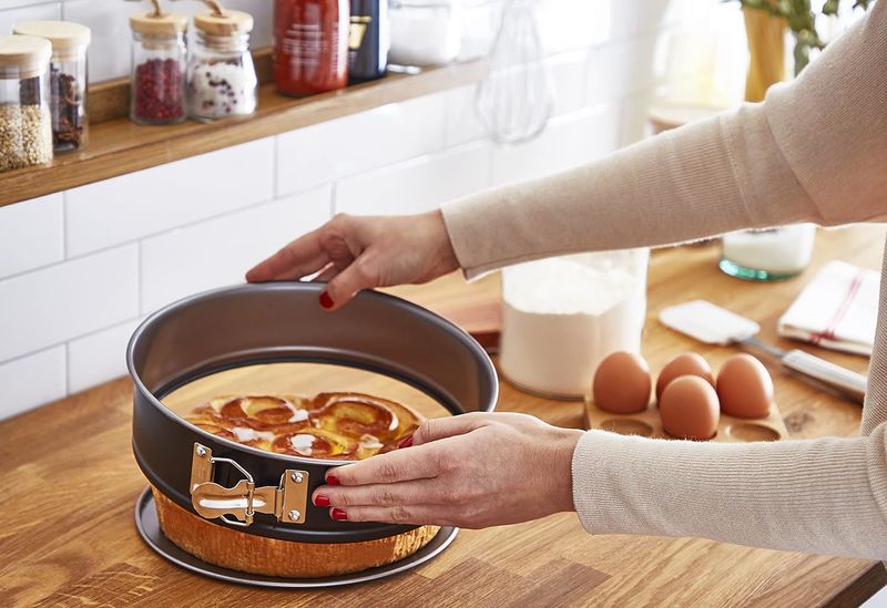 Lagostina-Gustosa-Tortiera-Apribile-con-Cerniera-e-Due-Fondi-Intercambiabili-in-Acciaio-Antiaderente-Diametro-26cm