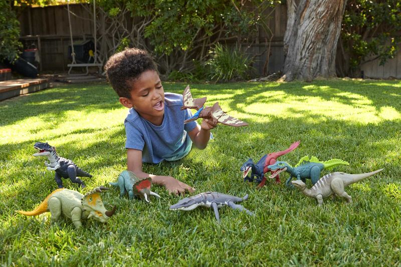 Mattel-Jurassic-World-Sinoceratops-Attacco-Ruggente