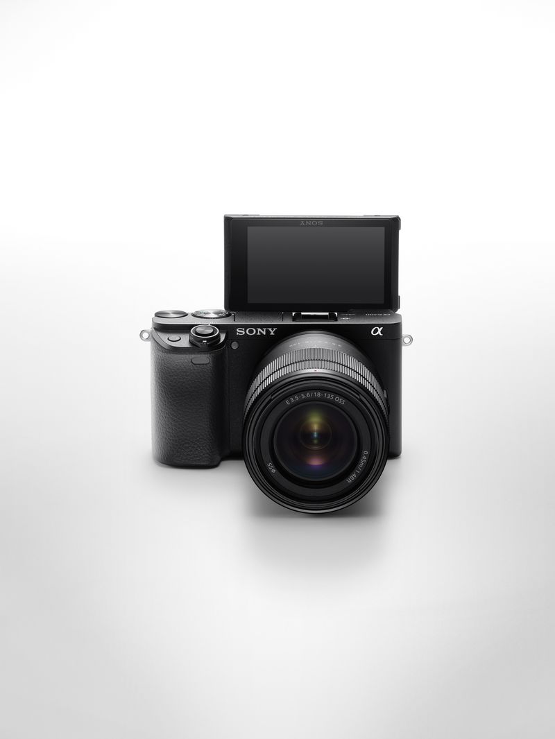 Sony-α-Alpha-6400-con-obiettivo-16-50mm-mirrorless-APS-C-con-Real-Time-Eye-AF