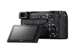 Sony-α-Alpha-6400-con-obiettivo-16-50mm-mirrorless-APS-C-con-Real-Time-Eye-AF