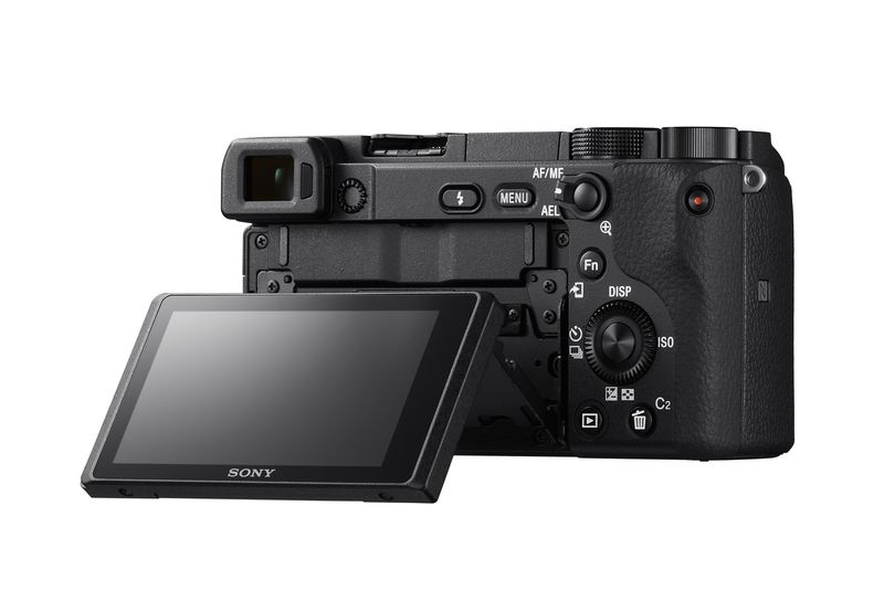 Sony-α-Alpha-6400-con-obiettivo-16-50mm-mirrorless-APS-C-con-Real-Time-Eye-AF