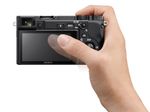 Sony-α-Alpha-6400-con-obiettivo-16-50mm-mirrorless-APS-C-con-Real-Time-Eye-AF