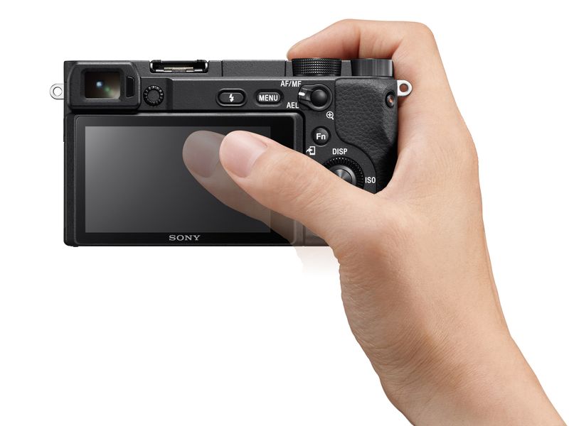 Sony-α-Alpha-6400-con-obiettivo-16-50mm-mirrorless-APS-C-con-Real-Time-Eye-AF