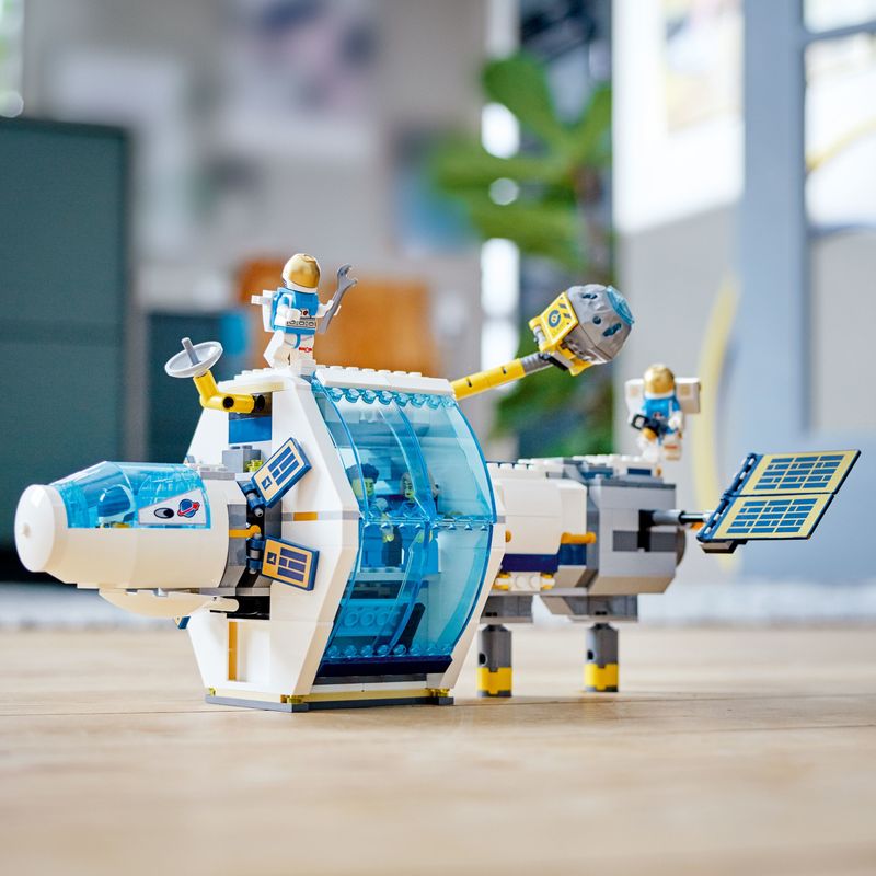 LEGO-City-60349-Stazione-Spaziale-Lunare-Base-NASA-con-5-Minifigure-di-Astronauti-Giochi-Creativi-per-Bambini-di-6--Anni