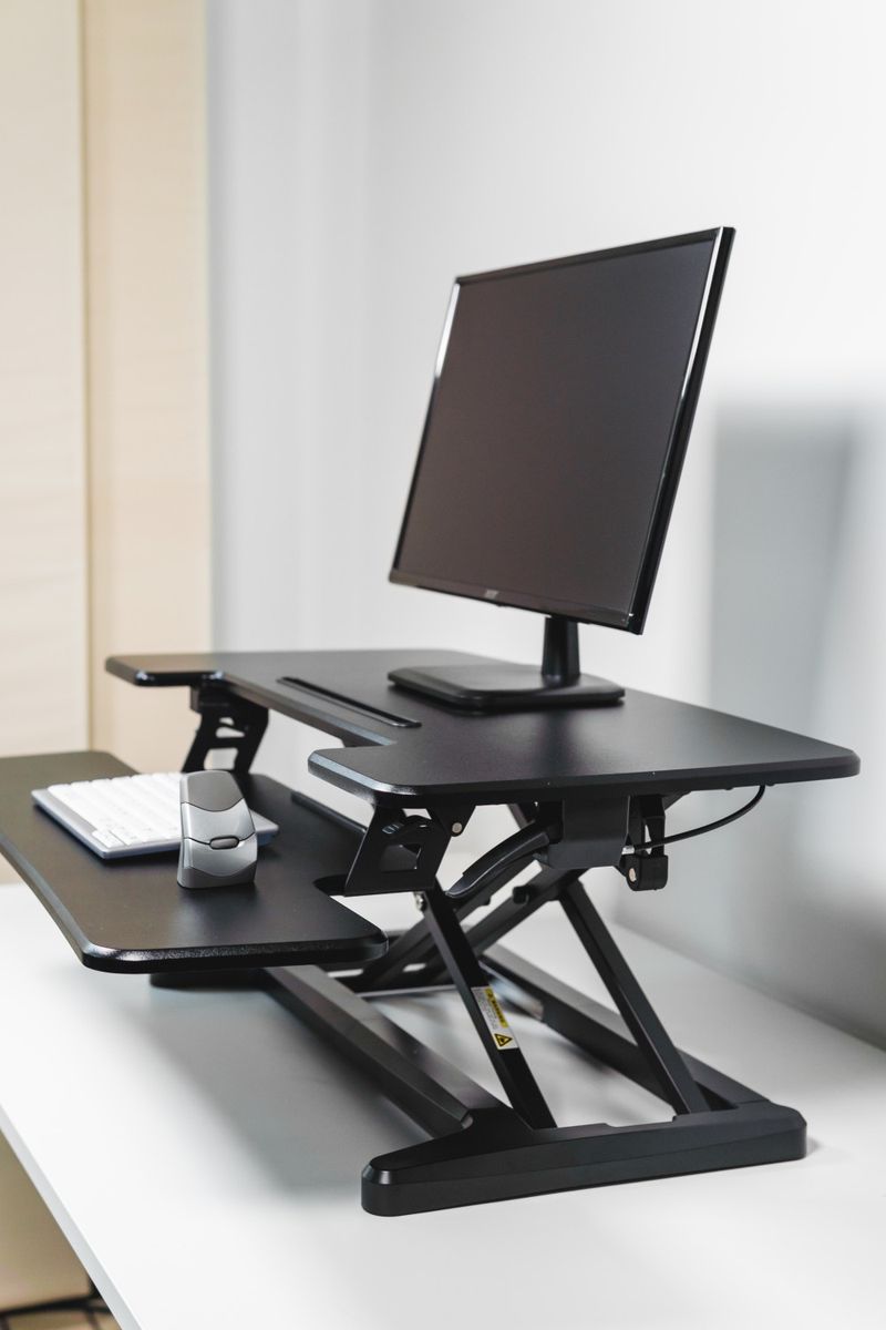 BakkerElkhuizen-Adjustable-Sit-Stand-Desk-Riser-2-Nero-Scrivania