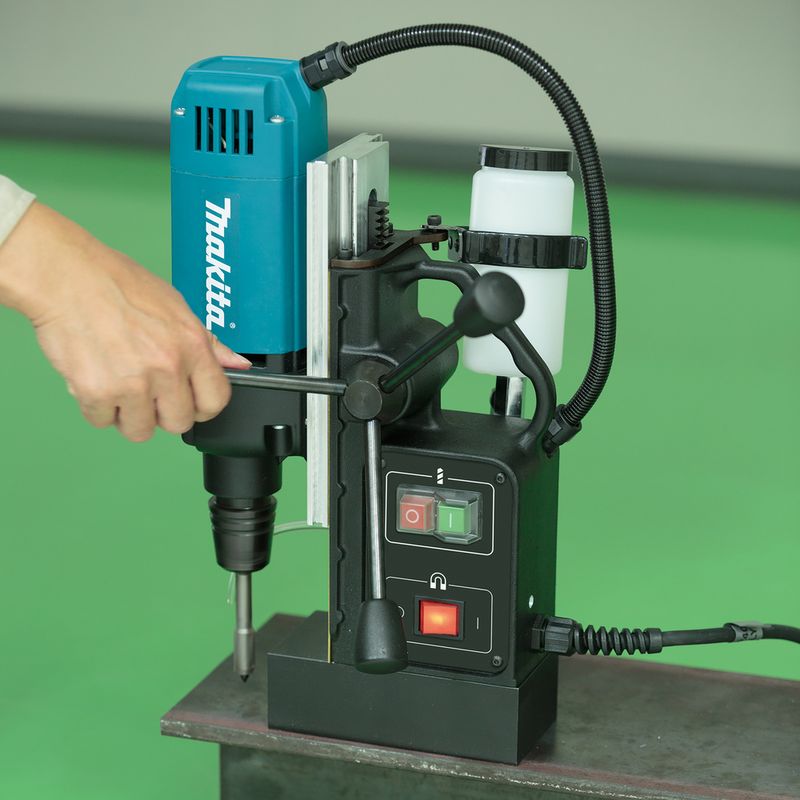 Makita-HB350-2.-Produktdesign--Gerader-Bohrer.-Spannbereich--max.---35-cm-Leerlaufdrehzahl--max.---850-RPM.-Energieque