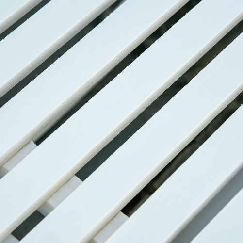 Outsunny-Sedia-a-Dondolo-2-Posti-in-Legno-con-Schienale-Alto-e-Braccioli-117x85x120-cm-Bianco