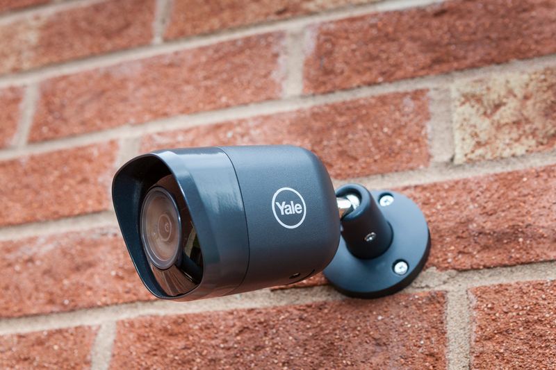 Yale-Smart-Home-CCTV-Kit-mit-2-FullHD-Outdoor-Kameras---Wei