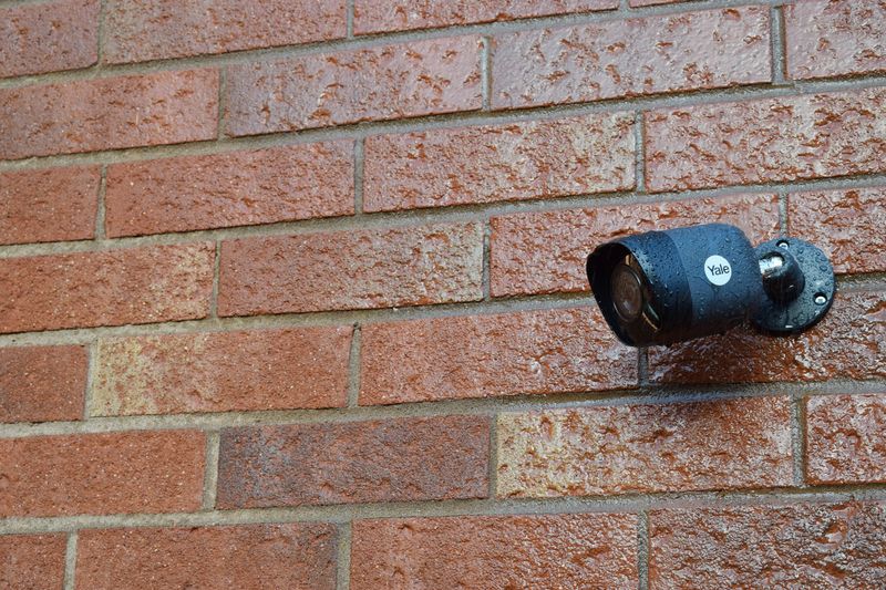 Yale-Smart-Home-CCTV-Kit-mit-2-FullHD-Outdoor-Kameras---Wei