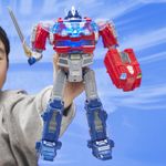 Transformers-Power-Flip-Optimus-Prime--Orion-Pax--action-figure-interattiva