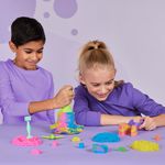 Kinetic-Sand--Set-Gioco-Squish-N’-Create-Sabbia-colorata-in-3-variazioni-Sabbia-cinetica-382-g-5-accessori-per-modellare-la-sabbia-Giocattoli-per-bambini-e-bambine-3-anni