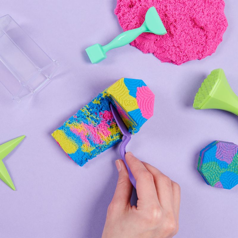 Kinetic-Sand--Set-Gioco-Squish-N’-Create-Sabbia-colorata-in-3-variazioni-Sabbia-cinetica-382-g-5-accessori-per-modellare-la-sabbia-Giocattoli-per-bambini-e-bambine-3-anni