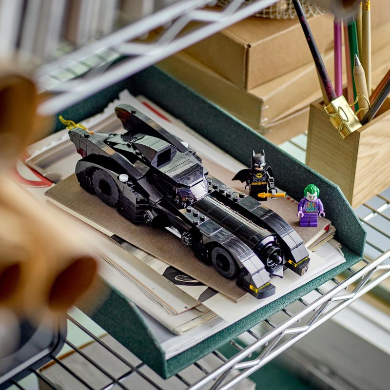 LEGO-DC-76224-Batmobile--Inseguimento-di-Batman-vs.-The-Joker-Iconica-Macchina-Giocattolo-del-1989-Idea-Regalo-per-Bambini