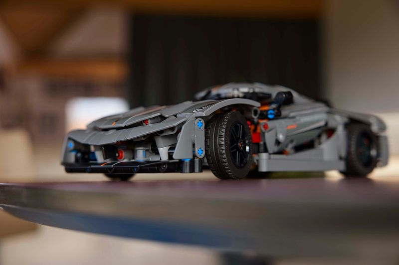 Hypercar-Koenigsegg-Jesko-Absolut-grigia---Lego-Technic-42173