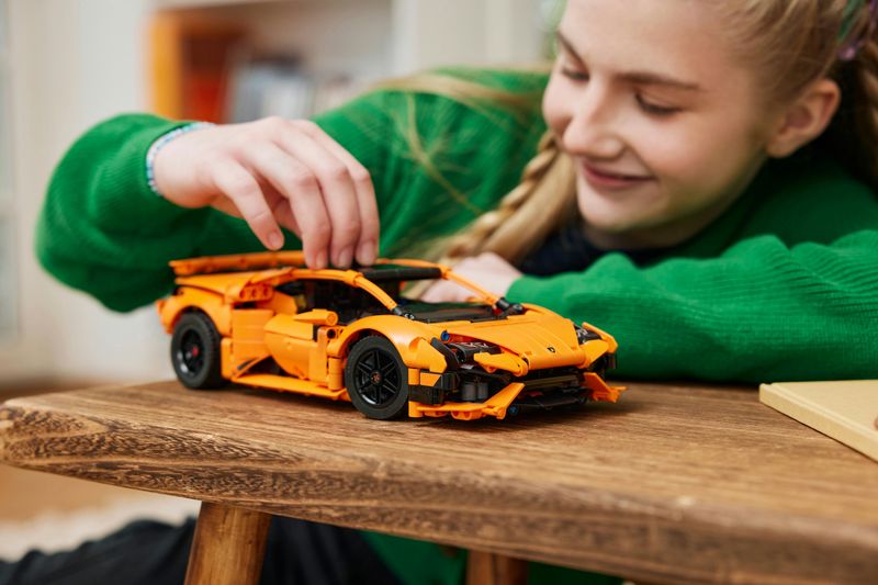 Lamborghini-Huracan-Tecnica-Arancione---Lego-Technic-42196