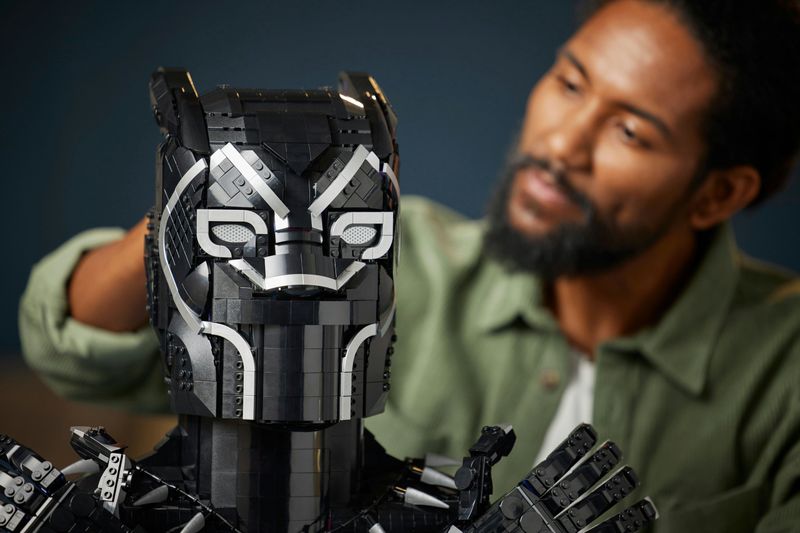 Black-Panther---Lego-Marvel-76215